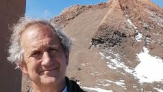 Gonzlez Pan, en un momento del rodaje en Canarias, con el Teide al fondo.