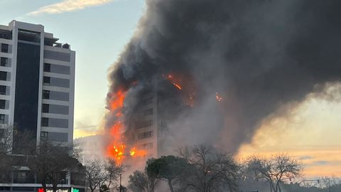 Vista del incendio en un edificio del barrio de Campanar, en Valencia.