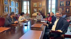 El gerente de la Mancomunidad y el presidente, con representantes de la Diputaci�n.