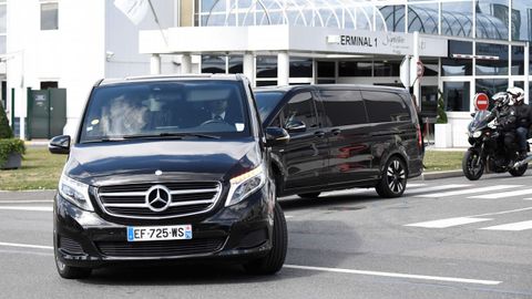 Una caravana de veh�culos del Paris Saint-Germain esperan la llegada de Neymar en el aeropuerto de Le Bourget, al norte de Par�s