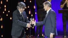 El cineasta Agustn Daz Yanes entrega el premio Donostia 2020 a Viggo Mortensen en el Kursaal de San Sebastin