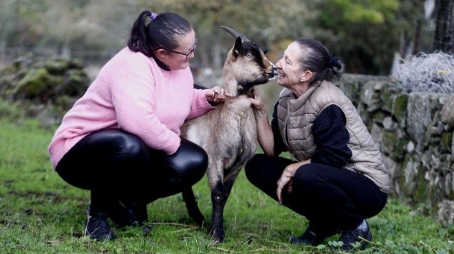 Tamar Domnguez, a la izquierda, con su madre, Carmen Rodrguez, en Pantn