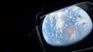 Un astronauta de la misi�n Artemis 2 observa la Tierra