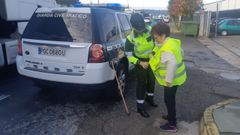 Imagen de archivo de un guardia civil ayudando a una mujer a ponerse el chaleco reflectante