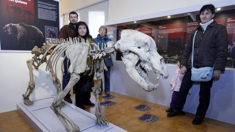 Visitantes ante la r�plica de un esqueleto de oso de las cavernas en el museo geol�gico de Quiroga, uno de los lugares donde se desarrollar�n las actividades del programa Observer
