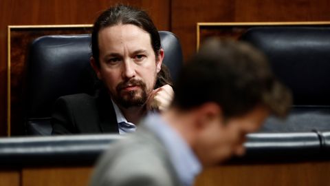 ��igo Errej�n pasa por delante de Pablo Iglesias en el Congreso, en una imagen de marzo del 2020