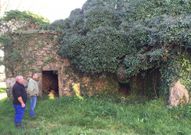 Dos vecinos de Lamego muestran la edificaci�n abandonada. 