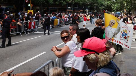 Cientos de personas esperan a Le�n XIV a su llegada a la Sagrada Familia.