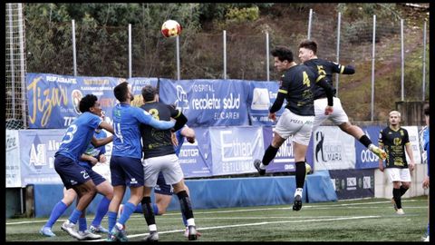 Diego y Koval atacan el remate en un c�rner este domingo en Os Carr�s.
