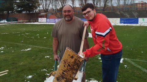 Juan Jos&eacute; Duarte y Ant&oacute;n N&oacute;voa, durante su intervenci&oacute;n para librar de nieve el estadio Adolfo Su&aacute;rez
