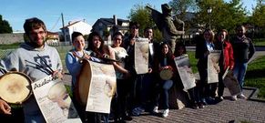 Integrantes de Fort�n da Pomba, agrupaci�n organizadora, y la edila de Cultura, presentaron Azaloira.