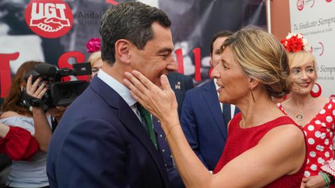 La vicepresidenta segunda del Gobierno, Yolanda Daz, saludando al presidente de la Junta de Andaluca, Juanma Moreno, en la caseta de UGT el jueves en la feria de Abril. 