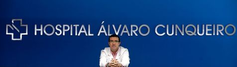O xerente da �rea sanitaria, o venres, sentado no mostrador da entrada principal do novo hospital de Vigo. Tras vivir os traslados de Santiago e Lugo como directivo, F�lix Rubial asegura que    aborda este con tranquilidade. 