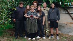 A avoa Concha, diante; detr�s os netos, Anxo, Breo, Xilda e L�a; e ao fondo os pais dos rapaces, os irm�ns Ana e Carlos