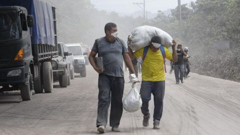 Algunos habitantes recorren sus cacer�os mientras los rescatistas contin�an buscando a m�s supervivientes en la localidad de El Rodeo (Guatemala), despu�s de la erupci�n del domingo del volc�n de Fuego