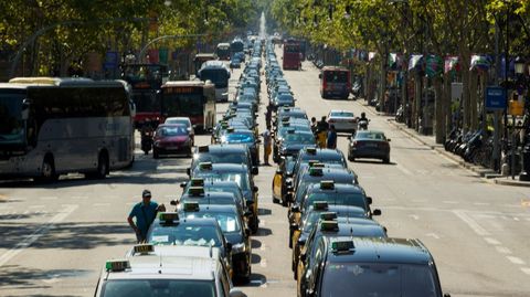 Los taxistas de Barcelona mantienen las concentraciones de protesta en el centro de la ciudad. 