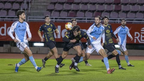 Diego despeja un centro durante la reciente visita al Compostela en el Vero Boquete de San L�zaro.
