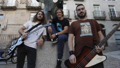 Adri�n, Miguel e Alberte son o grupo de rock galego Grilo.