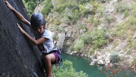 Alejandra Böck escalando en los cañones del Sil
