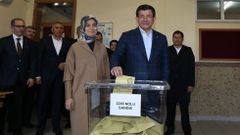 El primer ministro turco, Ahmet Davutoglu, en el momento de votar