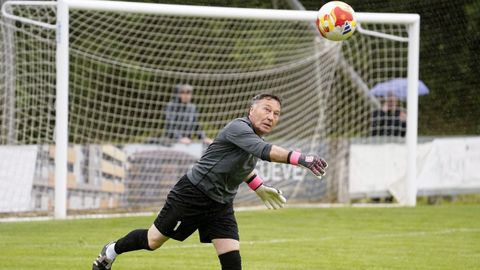 El portero �ngel Mateo, un ex trabajador minero de 70 a�os, durante el calentamiento antes de jugar algunos minutos durante el encuentro entre el CD Colunga y el Praviano del Grupo II de Tercera Federaci�n, este domingo en el Campo Municipal de Santianes
