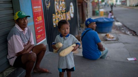Venezolanos en una calle de Pacaraima, Roraima, Brasil