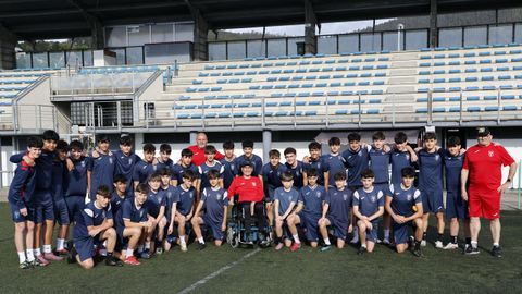 Los futbolistas cadetes de la SD Viveiro arropan a Kiko Rey (en el centro) antes del entrenamiento de este martes.
