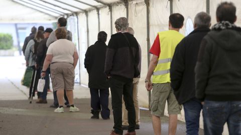 Colas en el reparto de comida en la Plaza de Espa�a de Ferrol