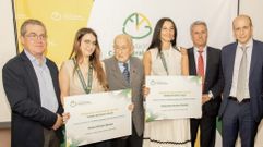 Acto de entrega, en la sede central de la entidad en Lugo, de las becas impulsadas por la Fundacin Caixa Rural Galega Toms Notario Vacas.