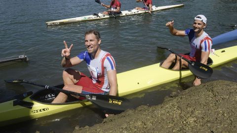 La pareja formada por franceses Quentin Urban y Jeremy Candy, vigentes vencedores del el Sella y campeones en el ltimo Europeo, han vuelto a imponerse al sprint en la 85 edicin del Descenso Internacional del Sella, una prueba en la que han tomado la salida unos 1.100 palistas de 18 pases. y que este ao se ha visto dificultada por el bajo caudal del ro y la bajamar