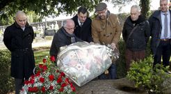 Dur�n, Rodr�guez e Noriega depositaron un dos ramos de flores sobre a tumba do escritor. 