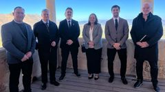 El alcalde de V�lez Rubio (segundo por la izquierda) y su hom�logo de Ortigueira, a su izquierda, el cronista oficial de Ortigueira (derecha) y otros representantes del municipio almeriense, el jueves en este pueblo andaluz