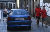 Actualmente los peatones mantienen una convivencia dif�cil con los veh�culos en la calle Real. 