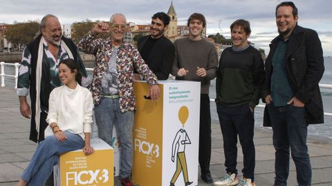 El director catal�n Lluis Mi�arr (3i), posa para los fot�grafos junto a parte del elenco de la pel�cula �Emergency �xit�