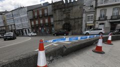 Un coche rompe de madrugada un trozo de un muro en Viveiro