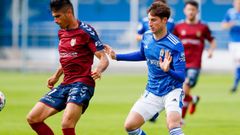 Javi Cueto disputa un bal�n durante el Vetusta-Pontevedra