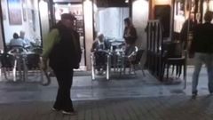 Amenaza a la gente por la calle con un fouci�o