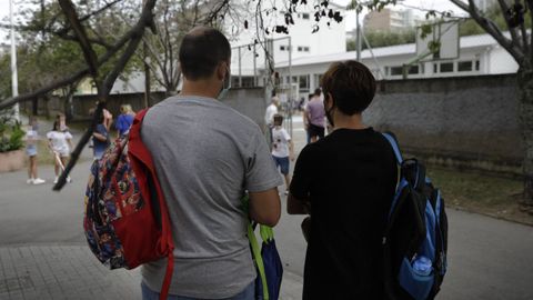 Imagen de archivo de unos padres esperando por sus hijos