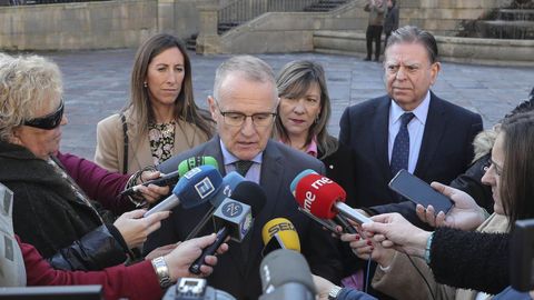 El candidato del Partido Popular a la presidencia del Principado, Diego Canga (c), celebr� este jueves un encuentro con los medios de comunicaci�n junto a los candidatos municipales del PP en Oviedo, Alfredo Canteli (d); Gij�n, �ngela Pumariega (4d), y Avil�s, Esther Llamazares (2d