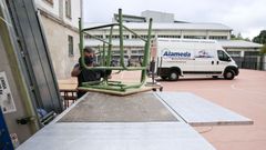 Mudanzas Alameda, llevando a cabo un transporte de mobiliario del instituto Femenino de Lugo usando la gr�a elevadora