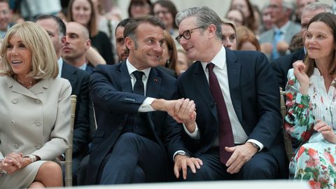Keir Starmer y Emmanuel Macron estrechan las manos durante un acto en Londres