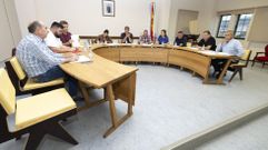 Un pleno de Corcubi�n, en imagen de archivo 