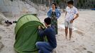 Preparativos para acampar en la playa del Orzn la vspera de San Xon.