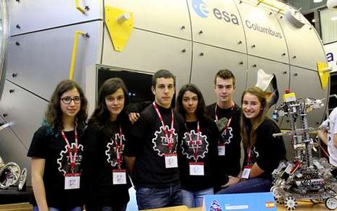 <span lang= es-es >Esfuerzos aislados.</span> Muchos profesores, muchos colegios, hacen un esfuerzo enorme por ense�ar de otra manera, como ocurre con la f�sica en el centro p�blico Os Dices, en Rois, que ha ganado concursos de la Agencia Espacial Europea. Los expertos claman por que esa forma de aprender no solo est� en manos de la buena voluntad del claustro, sino que se convierta en la columna vertebral de la educaci�n.