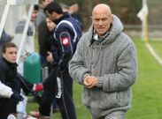 El entrenador, Carolo, en su deb� en el banquillo del Escair�n, tiene la confianza de la junta. 
