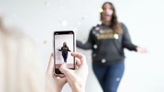 Una �influencer� grabando un v�deo para TikTok.