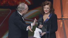 El director de la Academia de las Artes y las Ciencias Cinematogr�ficas, Fernando M�ndez-Leite entrega el Goya Internacional a la actriz Susan Sarandon.