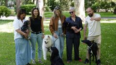 Imagen de archivo de un grupo de personas con sus mascotas.
