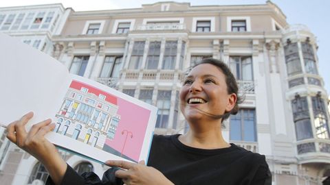La ilustradora Elga Fern�ndez Lamas con su libro 'Baixo as mesmas nubes', ante la Casa Romero en Ferrol