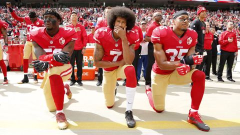 Colin Kaepernick, en el centro, junto a sus compa�eros de equipo en una imagen del 2016
